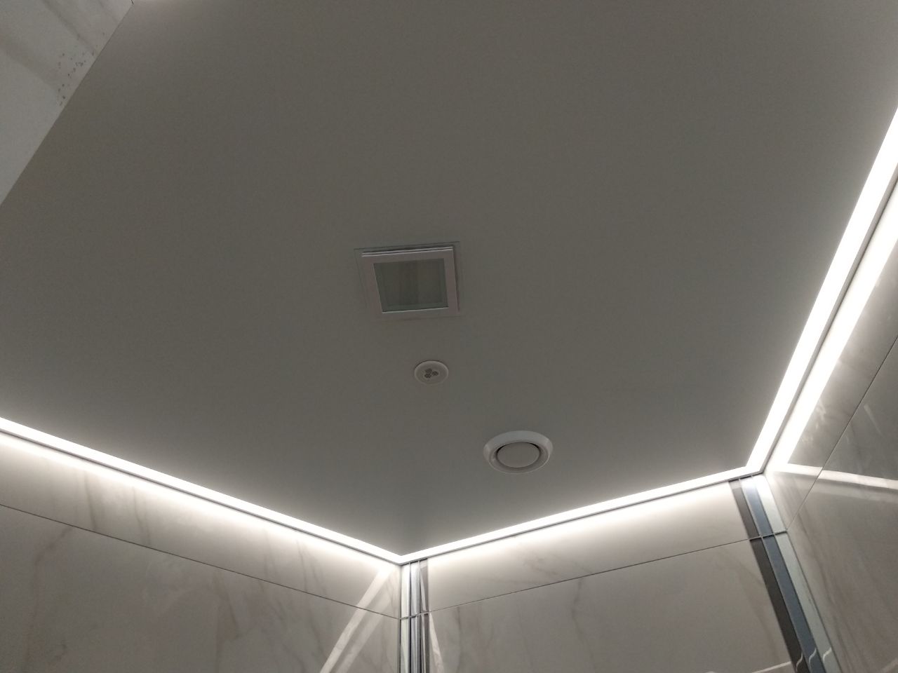 Контурная подсветка натяжного. Контурный профиль (Contour) для натяжных потолков. Контурная подсветка натяжного потолка. Натяжные потолки с подсветкой. Контурная подсветка натяжного потолка по периметру.