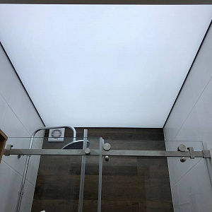Натяжной потолок с полным засветом в ванной комнате
