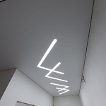 Натяжной потолок со световыми линиями в коридоре. рис.1