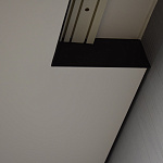 Двухуровневый натяжной потолок с подсветкой в нише и световой линией в гостиной . рис.3